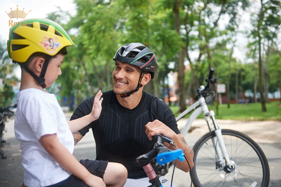 Phụ huynh có thể bị phạt tiền nếu không đội mũ bảo hiểm cho trẻ khi tham gia giao thông
