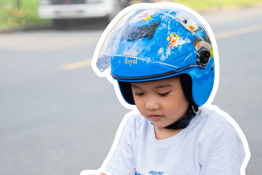 Không chọn mũ quá nặng vì trẻ em có cơ cổ yếu