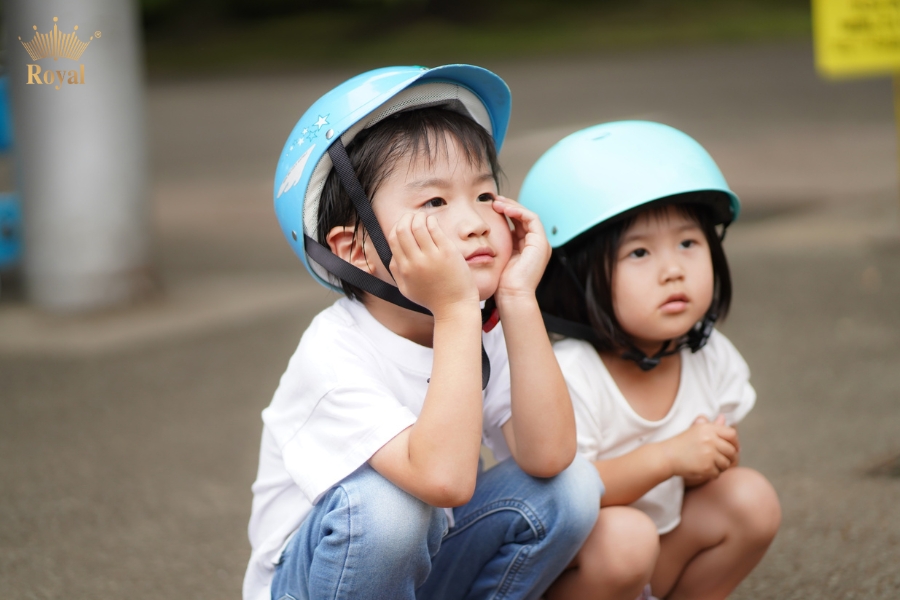 Bé 2 tuổi vẫn nên đội mũ bảo hiểm nhưng cần chọn loại phù hợp