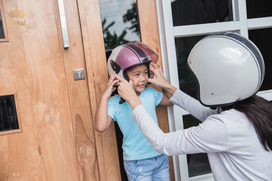 Mua mũ quá chật khiến bé khó chịu, dễ từ chối đội