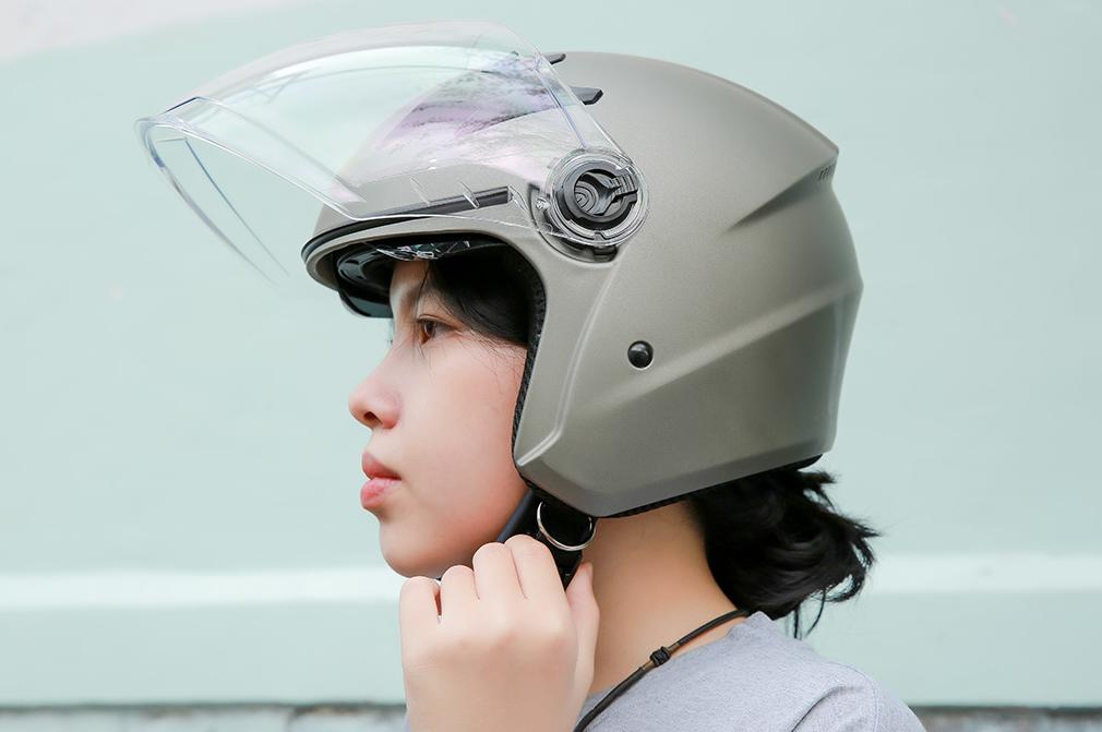 Tại sao không nên để kính mũ bảo hiểm đọng nước mưa